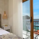 לינה וארוחת בוקר Faros View 4*